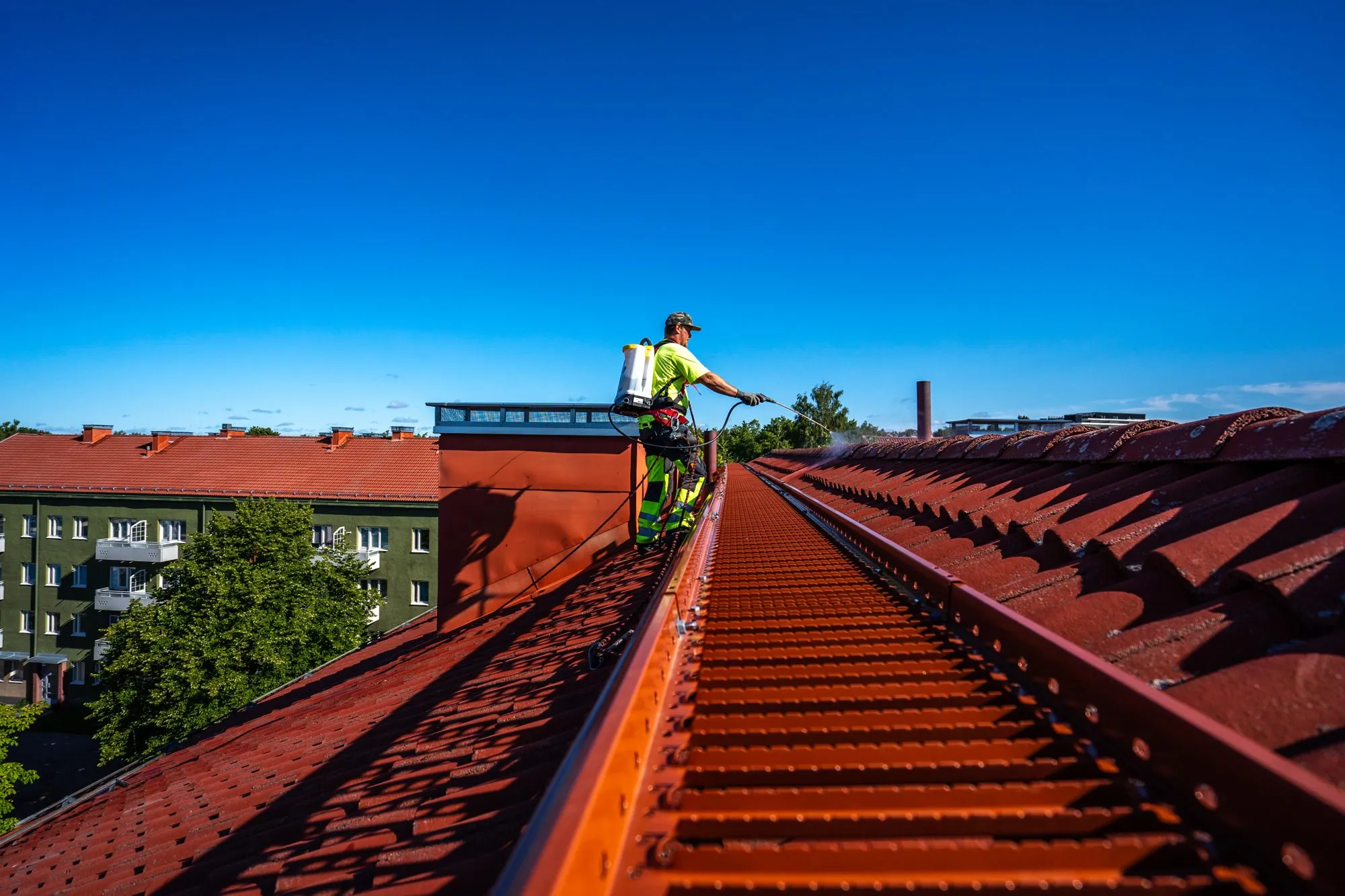 Asentaja tiilikaton harjalla