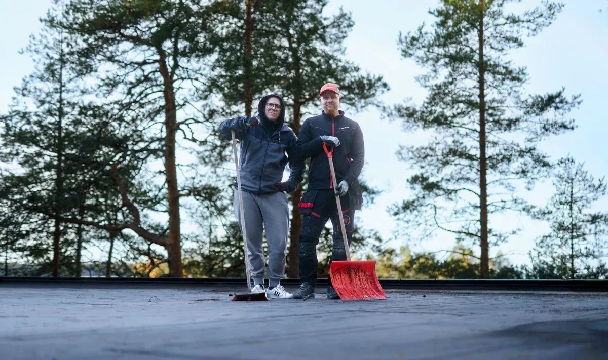 Toni Virtanen ja asentaja katolla