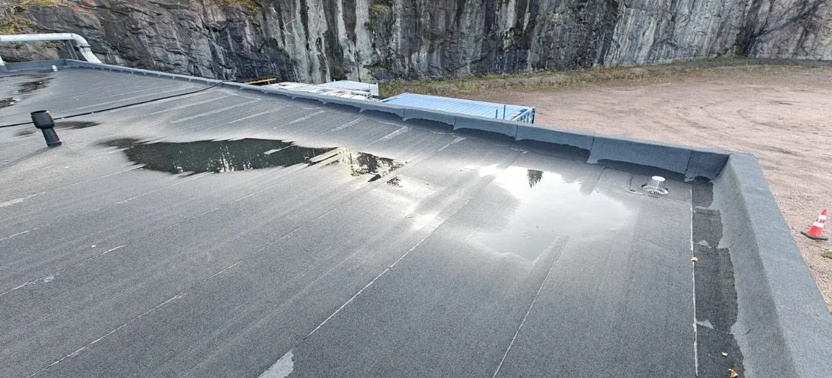 Vesilammikko loivalla katolla